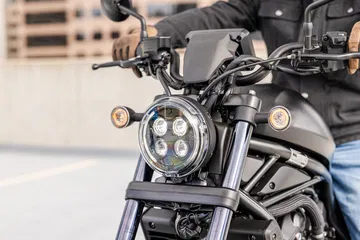 La custom que siempre olvidas parece americana, tiene un motor de trail eterno...