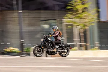 La custom que siempre olvidas parece americana, tiene un motor de trail eterno.