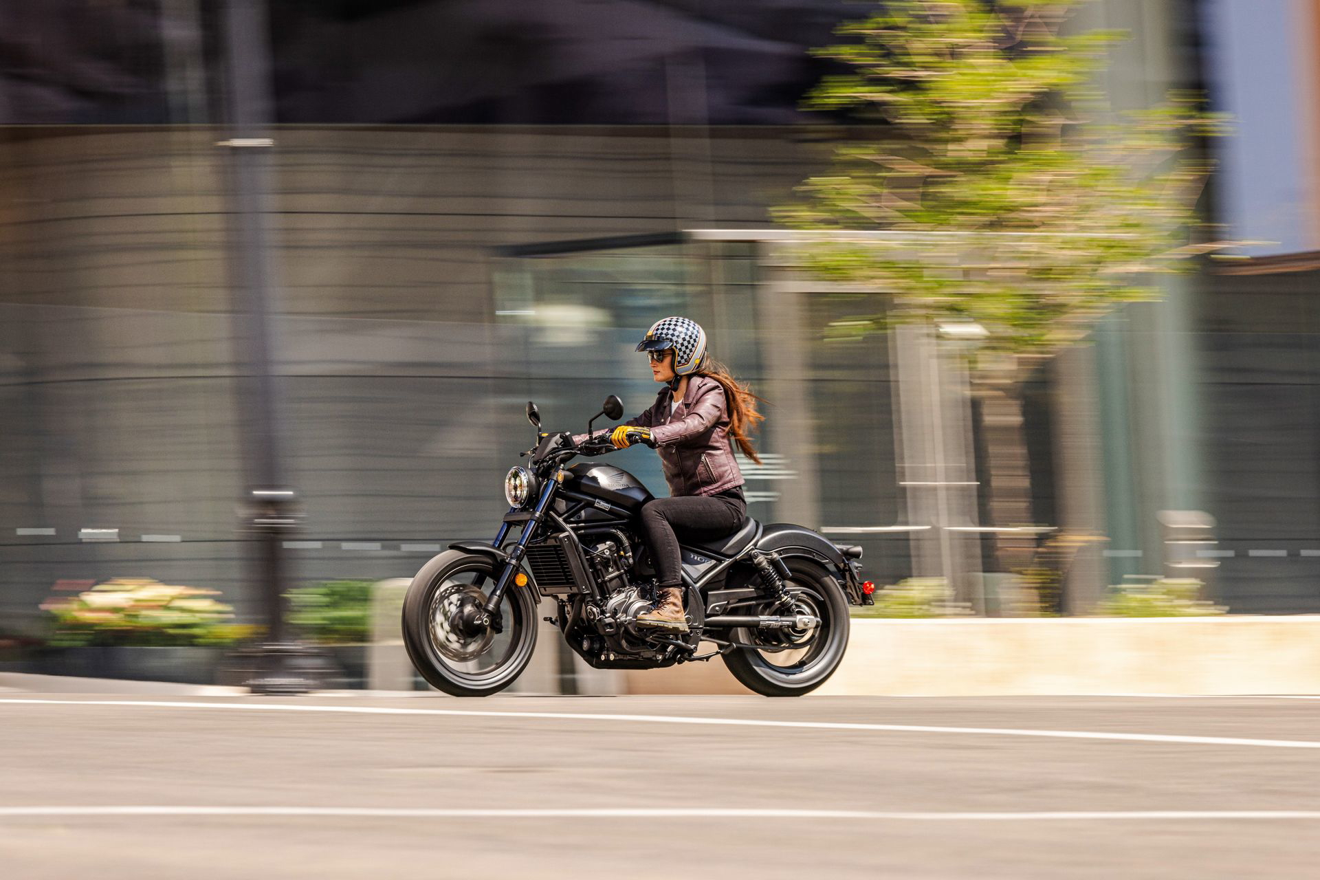 La custom que siempre olvidas parece americana, tiene un motor de trail eterno.