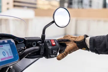Detalle del manillar que refleja la ergonomía y tecnología de la Honda CMX1100 Rebel.