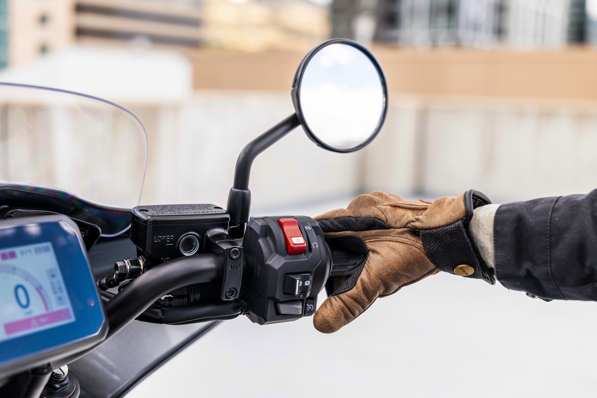 Detalle del manillar que refleja la ergonomía y tecnología de la Honda CMX1100 Rebel.