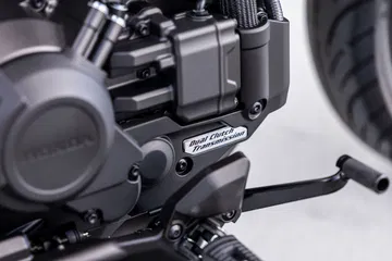 Motor compacto y eficiente que promete durabilidad y potencia para una conducción placentera.