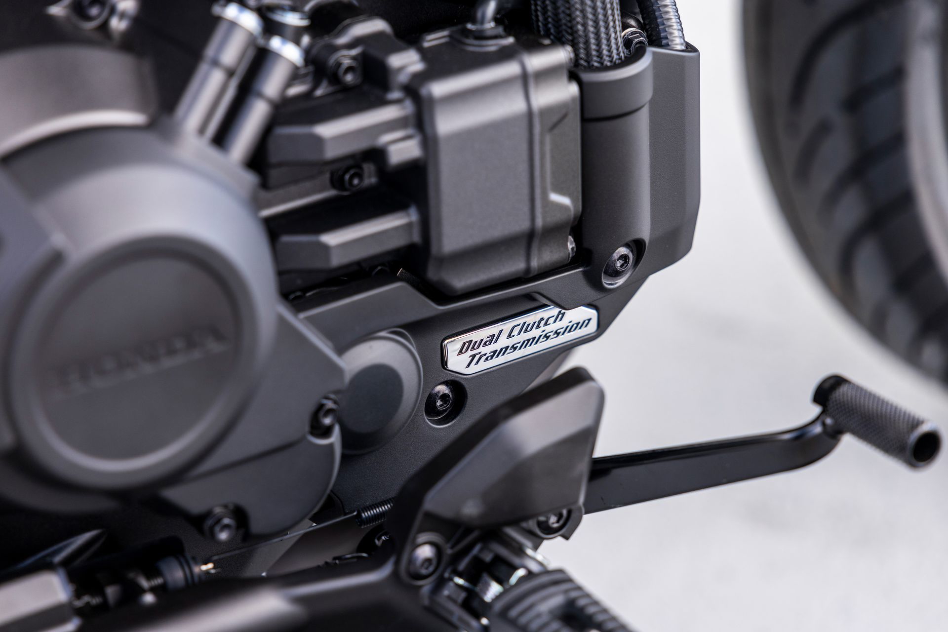 Motor compacto y eficiente que promete durabilidad y potencia para una conducción placentera.