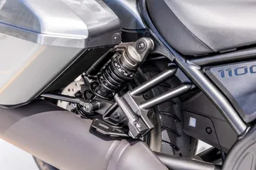 Detalle del sistema de suspensión trasera del modelo Honda CMX1100 Rebel.