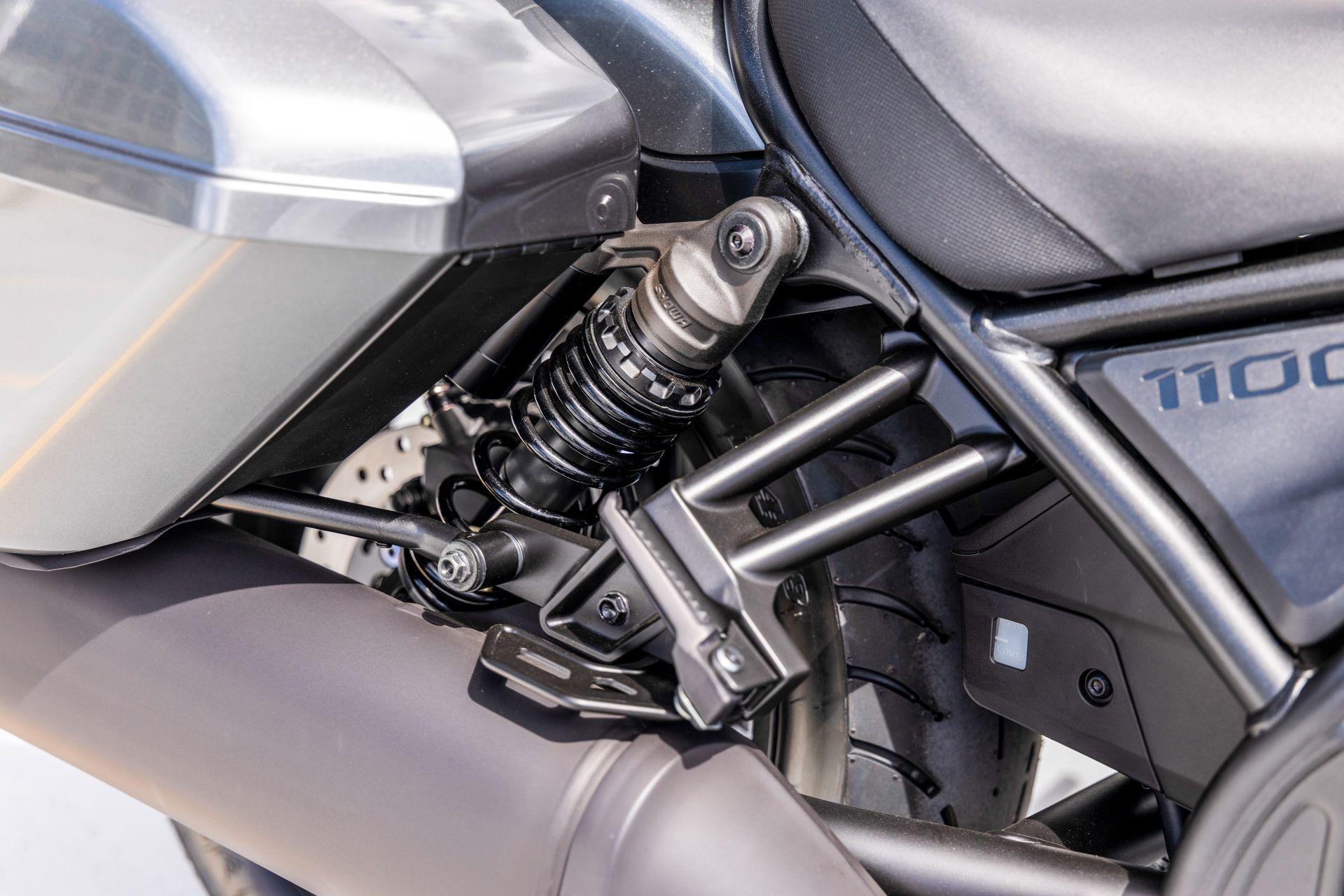 Detalle del sistema de suspensión trasera del modelo Honda CMX1100 Rebel.
