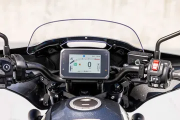 Panel de instrumentos con tecnología avanzada que mejora la experiencia de conducción.