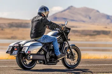 La custom que siempre olvidas parece americana, tiene un motor de trail eterno... y es más barata de lo que piensas.