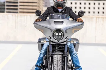 La custom Honda CMX1100 Rebel 2025 destaca por su diseño imponente y ergonómico.