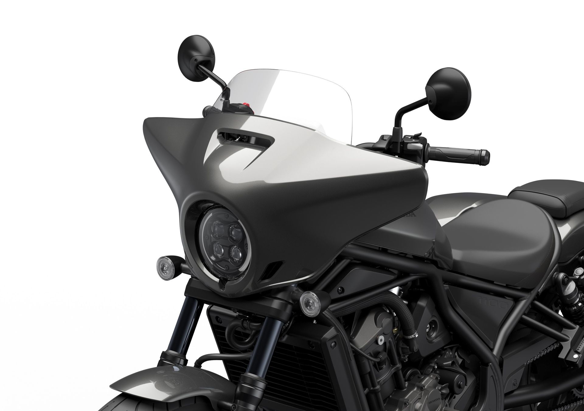 Vista del frontal de la Honda CMX1100 Rebel 2025, con diseño robusto y detalles característicos.
