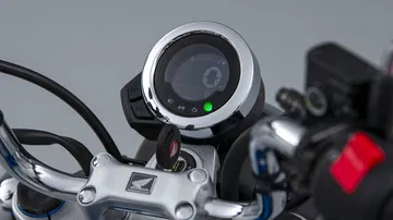 Panel de instrumentos del Honda Monkey 125, destaca por su diseño retro y funcionalidad moderna.