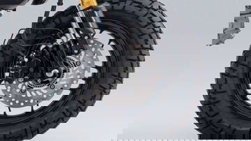 Detalle de la rueda del Honda Monkey, destacando su diseño robusto.