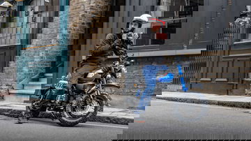 La Honda Monkey 125 destaca por su diseño vintage y tamaño compacto, perfecta para la ciudad.