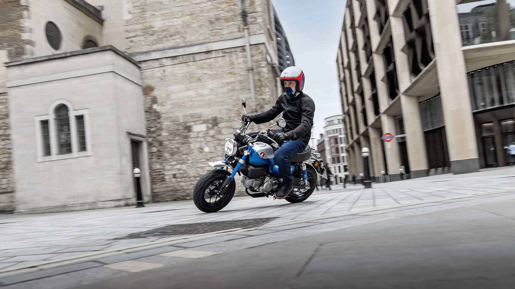 La Honda Monkey 125 destaca por su diseño retro y su agilidad en la ciudad.