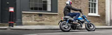 La Honda Monkey 125 CC ofrece un diseño compacto y retro ideal para la ciudad.