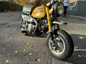 La icónica Honda Monkey Z50 de 1976 combina un diseño compacto con un estilo divertido.