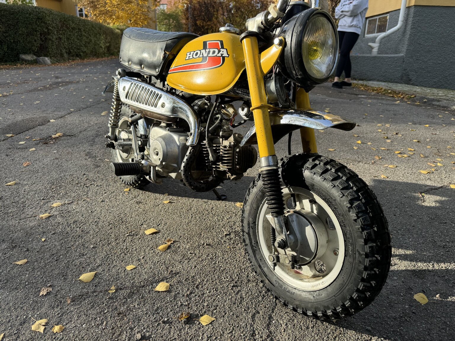 La icónica Honda Monkey Z50 de 1976 combina un diseño compacto con un estilo divertido.