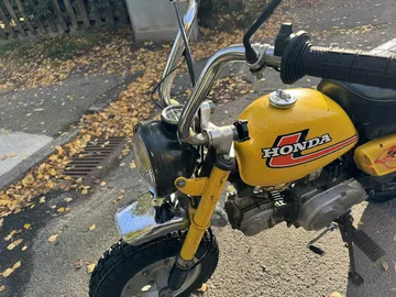 Vista lateral de la Honda Monkey Z50, un icónico modelo de minimoto.