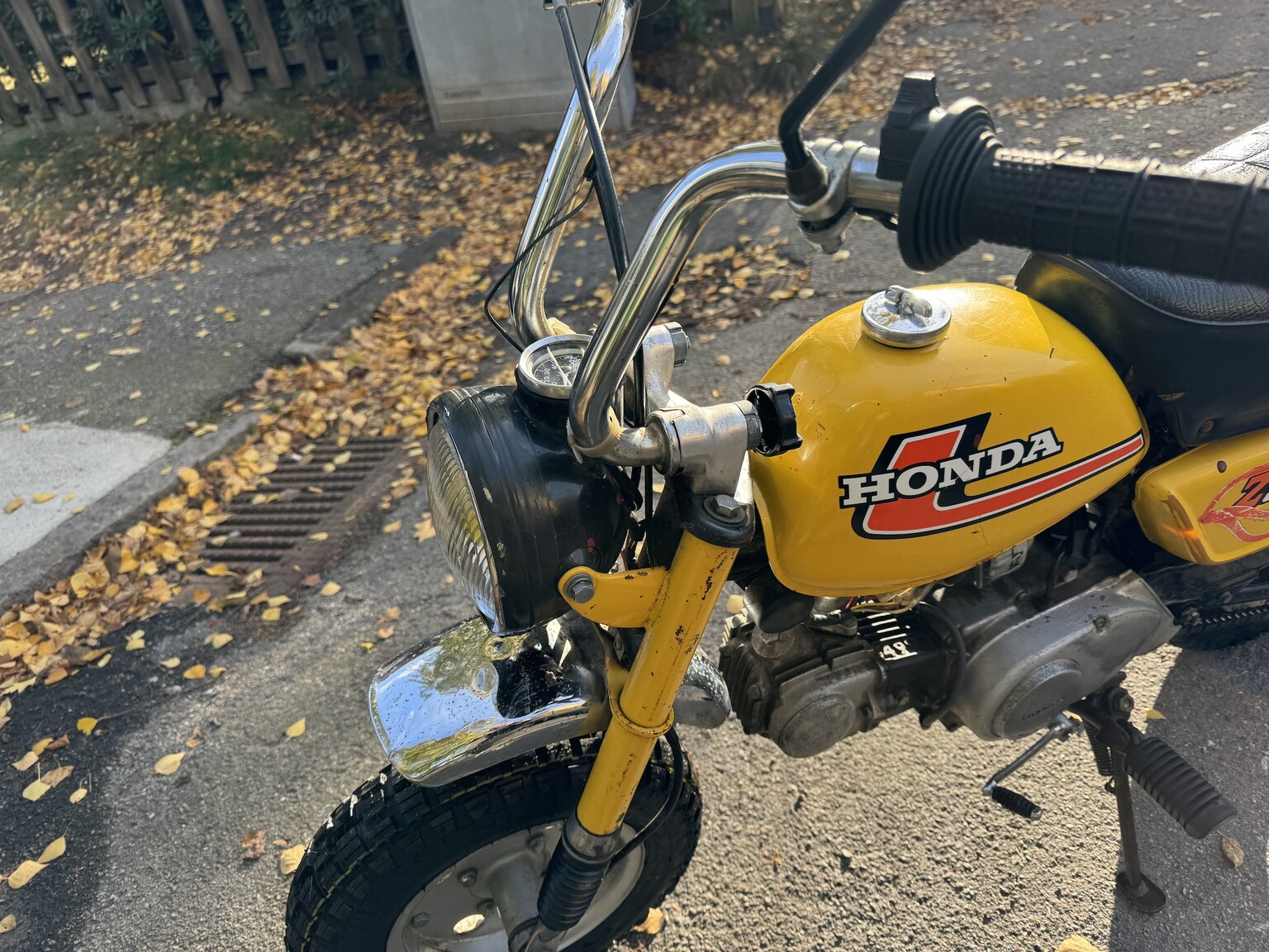 Vista lateral de la Honda Monkey Z50, un icónico modelo de minimoto.