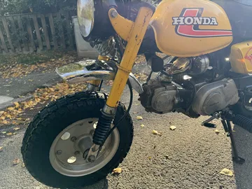 Vista lateral del Honda Monkey Z50, emblemática minibike de los 70.