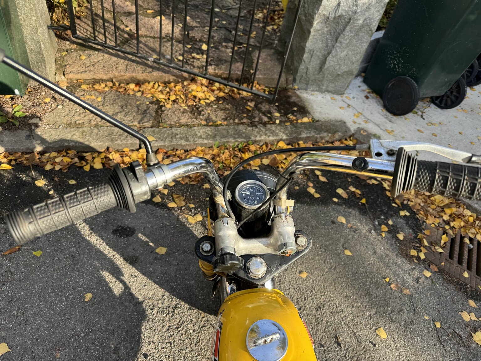 Vista superior del manillar de la Honda Monkey Z50, icono de las motocicletas compactas.