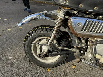 Detalle del chasis y suspensión del Honda Monkey Z50, emblemática por su diseño compacto.