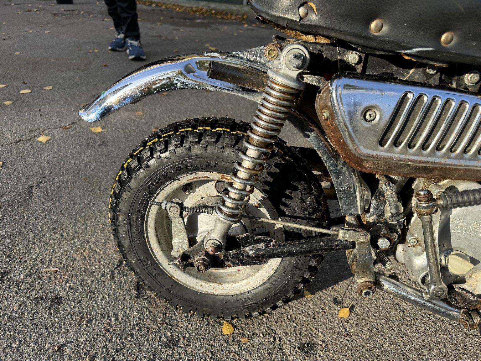 Detalle del chasis y suspensión del Honda Monkey Z50, emblemática por su diseño compacto.