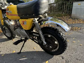 Vista trasera del Honda Monkey Z50, destacando su diseño compacto y característico.