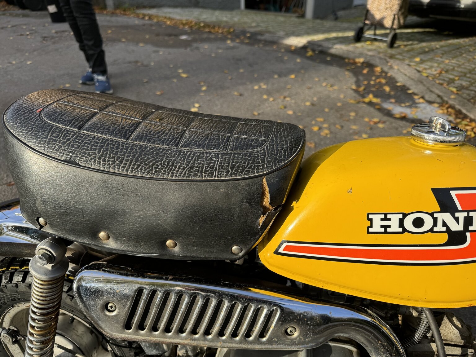 Asiento de la icónica Honda Monkey Z50 de 1976, con su diseño retro y detalles característicos.