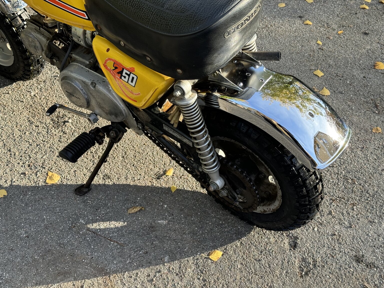 Vista detallada del tren trasero de la Honda Monkey Z50 de 1976, destacando su diseño compacto.