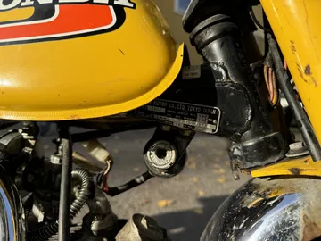 Detalle del motor de la icónica Honda Monkey Z50 de 1976.