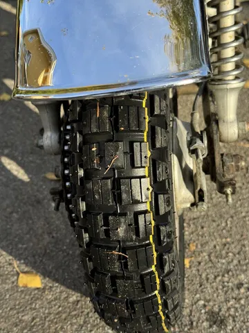 Detalle de la llanta del Honda Monkey Z50 de 1976, resaltando su diseño robusto.