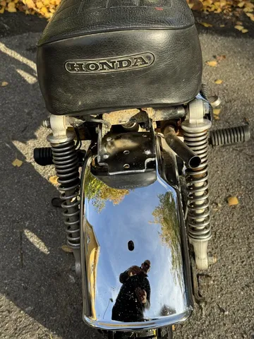 Vista frontal del legendario Honda Monkey Z50, mostrando su icónica estética vintage.