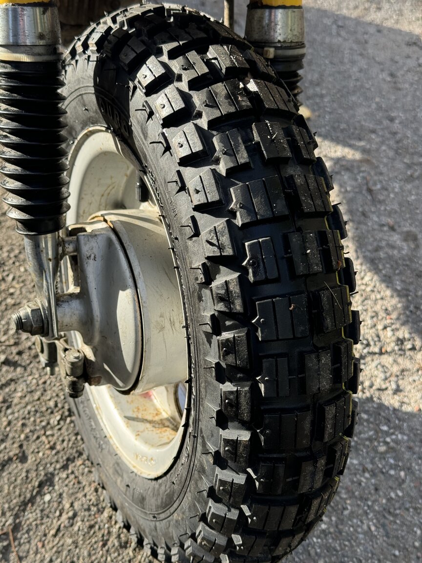 Vista del neumático de la Honda Monkey Z50, ideal para su uso en terrenos variados.
