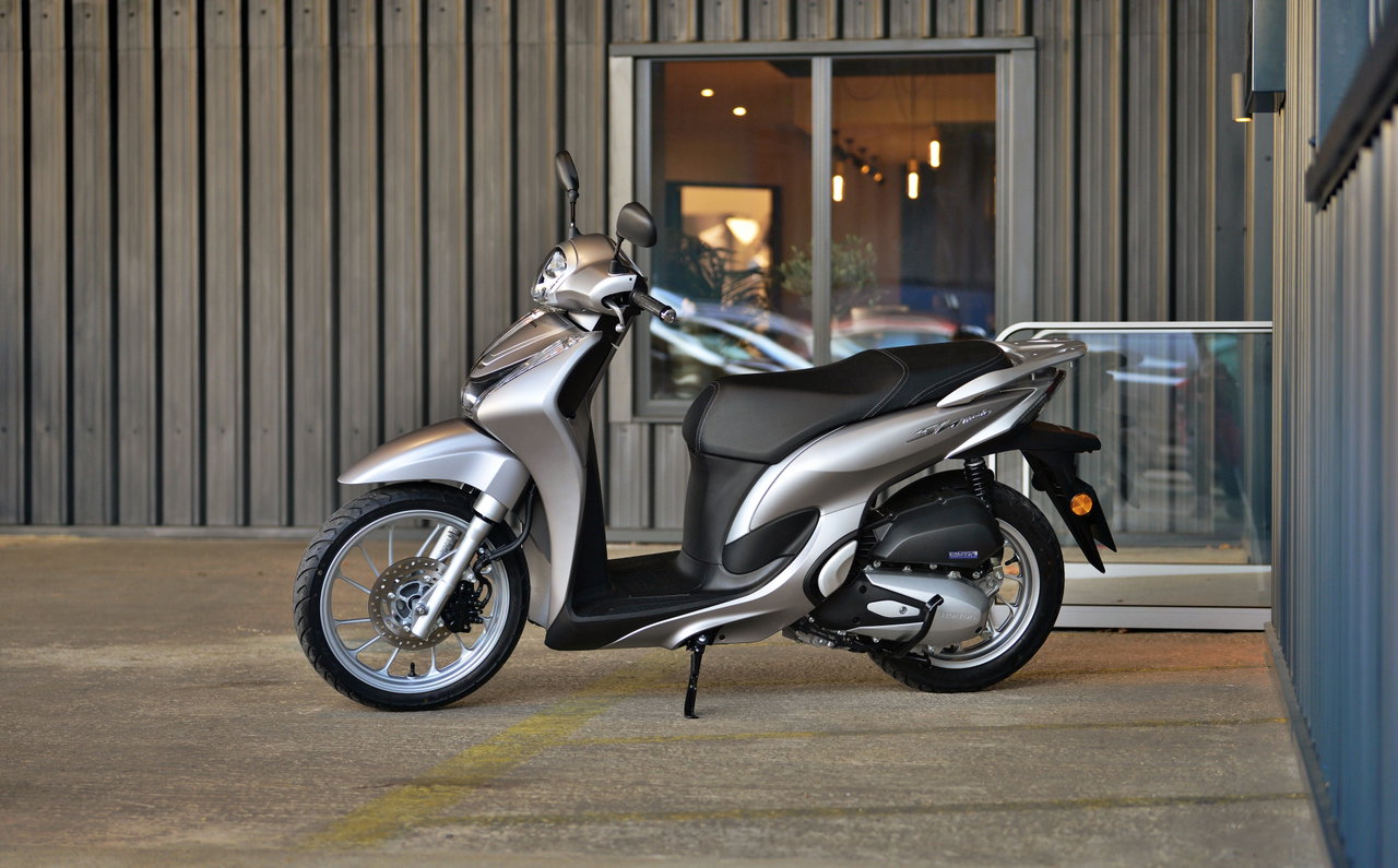 Con un gasto de 2,1 litros, este scooter de 125 tiene el indestructible motor de la Honda SH. Con un gasto de 2,1 litros, este scooter de 125 tiene el indestructible motor de la Honda SH.