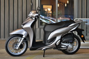 Con un gasto de 2,1 litros, este scooter de 125 tiene el indestructible motor de la Honda SH, pero es 1.000 euros más barato. Con un gasto de 2,1 litros, este scooter de 125 tiene el indestructible motor de la Honda SH, pero es 1.000 euros más barato.