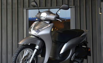 Con un gasto de 2,1 litros, este scooter de 125 tiene el indestructible motor de la Honda SH, pero es 1.000 euros más barato. Con un gasto de 2,1 litros, este scooter de 125 tiene el indestructible motor de la Honda SH, pero es 1.000 euros más barato.