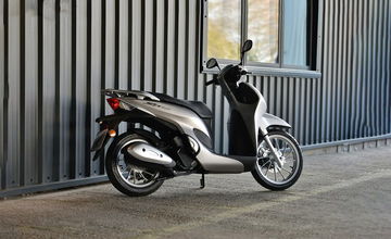 Con un gasto de 2,1 litros, este scooter de 125 tiene el indestructible motor de la Honda SH, pero es 1.000 euros más barato. Con un gasto de 2,1 litros, este scooter de 125 tiene el indestructible motor de la Honda SH, pero es 1.000 euros más barato.