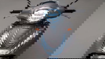 Esta imagen presenta el frontal del Honda SH Mode 125, un scooter elegante y eficiente. Esta imagen presenta el frontal del Honda SH Mode 125, un scooter elegante y eficiente.
