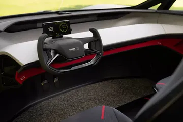 El elegante interior destaca por su tecnología avanzada y diseño futurista.