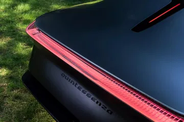 Vista trasera del Italdesign Quintessenza, destacando su aerodinámica y diseño futurista.