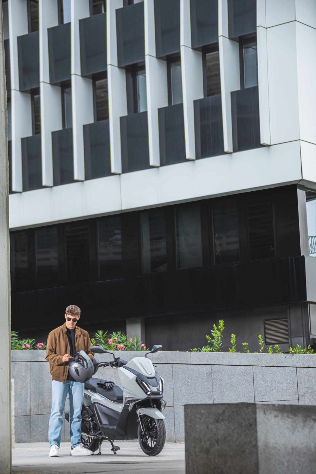 El scooter por el que merecía la pena esperar, destacando su diseño moderno.