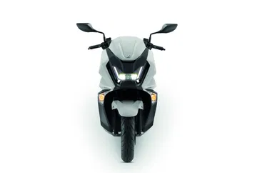 Vista frontal del Kymco Sky Town 125, destaca su diseño moderno y funcional