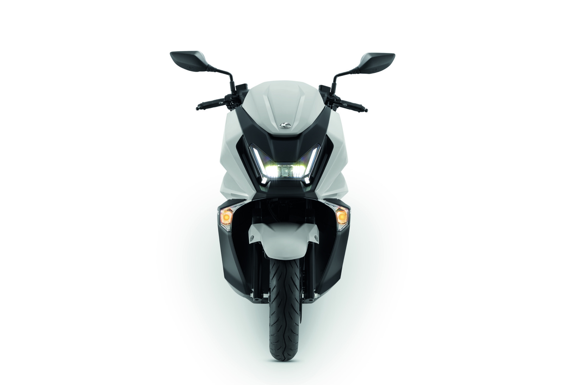 Vista frontal del Kymco Sky Town 125, destaca su diseño moderno y funcional