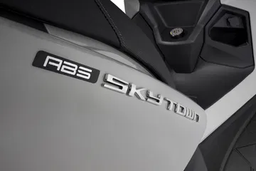 El nuevo Kymco Sky Town 125 destaca por su diseño elegante y cómodo.