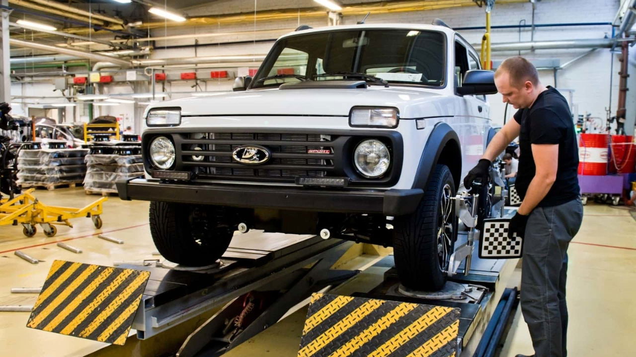 El Lada Niva Sport 2025 en pruebas, mostrando su robustez y capacidad todoterreno.