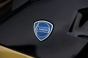 Logo distintivo de Lancia, símbolo de elegancia y estilo.