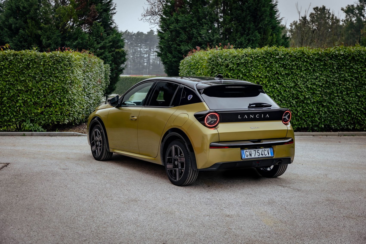 Elegante diseño trasero del Lancia Ypsilon MHEV, ideal para destacar. Elegante diseño trasero del Lancia Ypsilon MHEV, ideal para destacar.