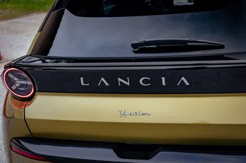 Vista trasera del Lancia Ypsilon, destacando su diseño elegante.