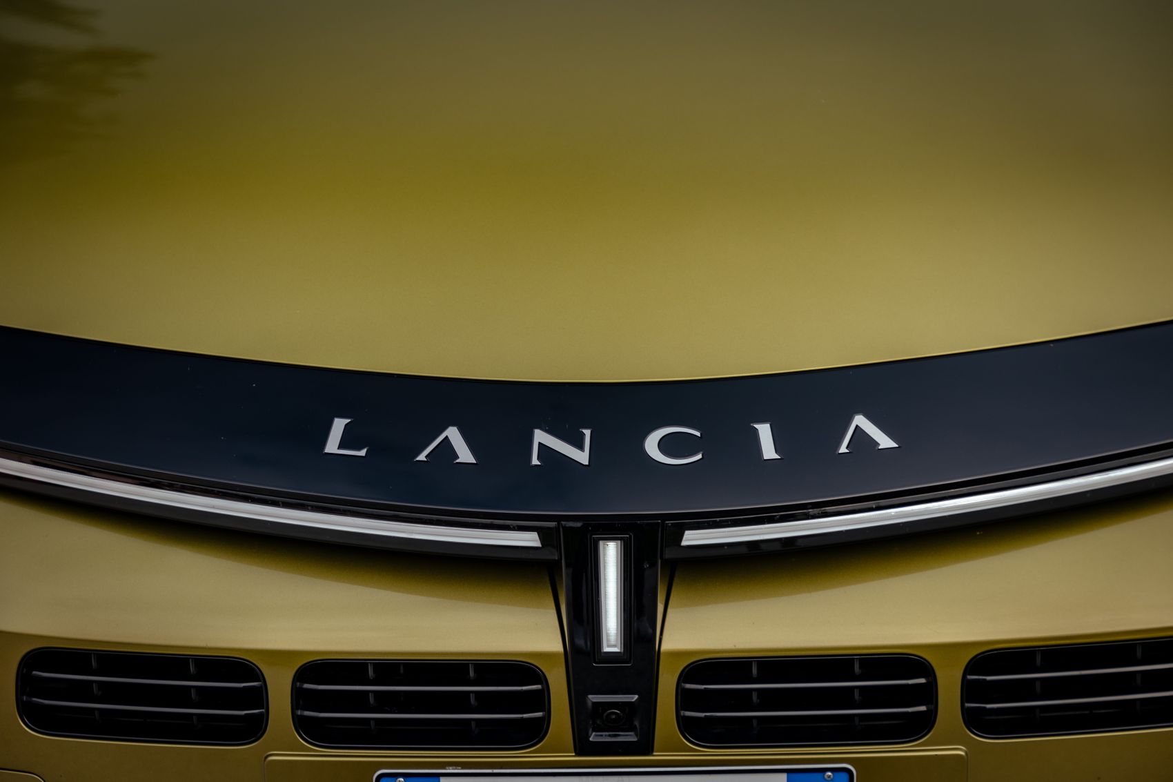 Vista del elegante frontal del Lancia Ypsilon que destaca por su distintivo diseño.