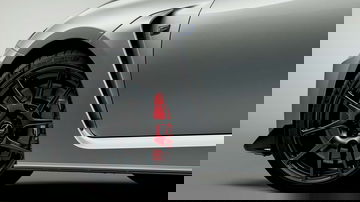 Detalle del paso de rueda y frenos de un Lexus RC F, enfoque en el rendimiento.